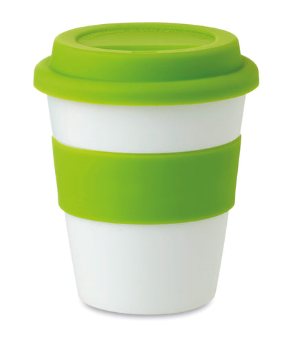 Einwandiger Becher aus glänzend weißem PP mit Silikon-Deckel und -Griff. Füllmenge: 350