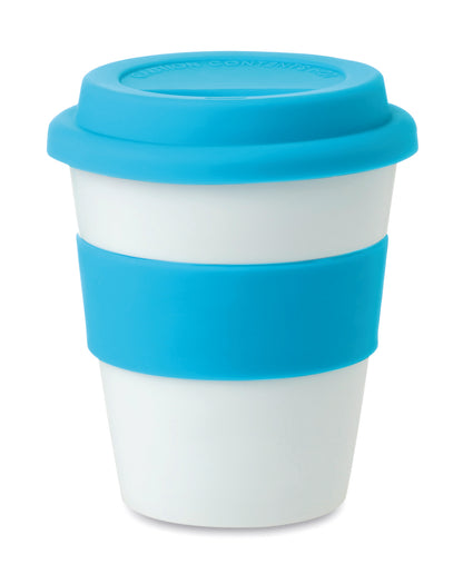 Einwandiger Becher aus glänzend weißem PP mit Silikon-Deckel und -Griff. Füllmenge: 350