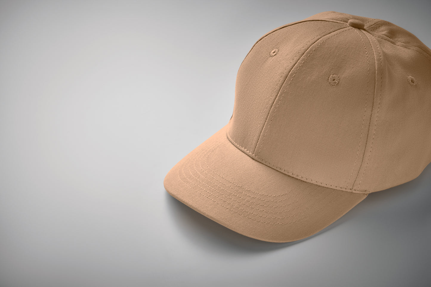 6-Panel-Baseball Cap aus Baumwolltwill 160 g/m² mit verstellbarem Klettverschluss. 6 umstickte Belüftungslöcher