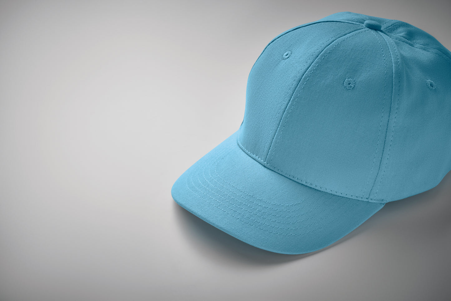 6-Panel-Baseball Cap aus Baumwolltwill 160 g/m² mit verstellbarem Klettverschluss. 6 umstickte Belüftungslöcher