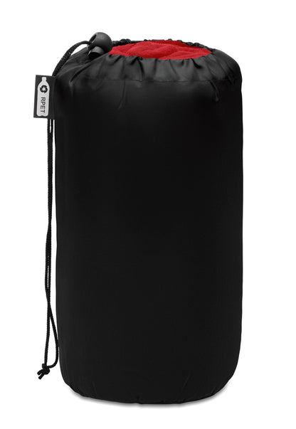 Fleece-Reisedecke aus RPET. Lieferung in RPET Polyester Hülle. 180 g/m² Fleece.