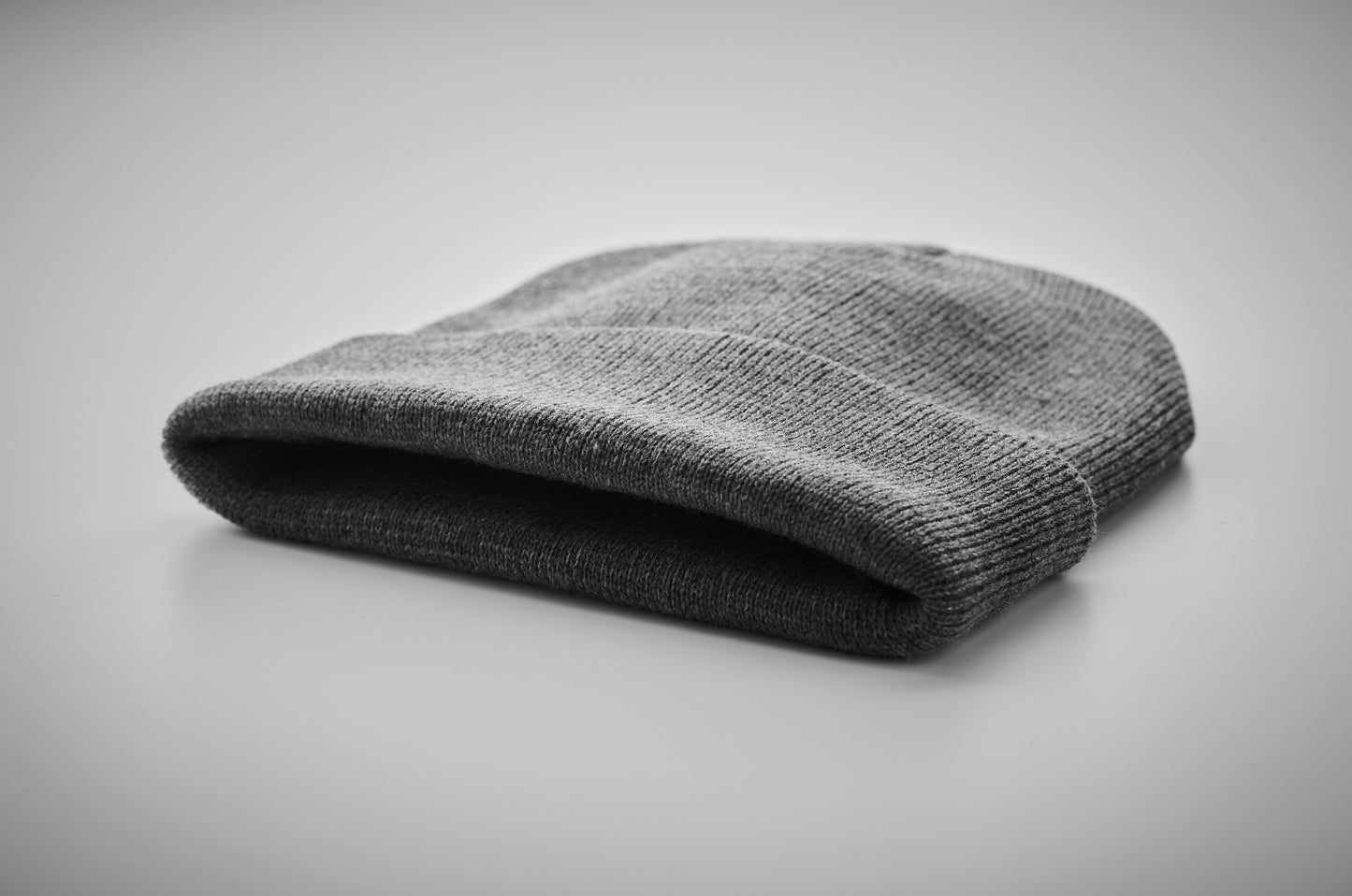 Gestrickte Beanie aus softem elastischem RPET Polyester. Mit Umschlag. Unisex.