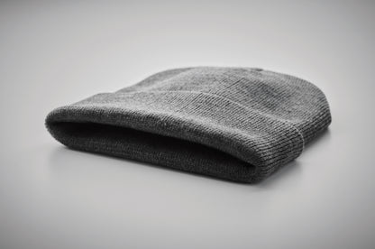 Gestrickte Beanie aus softem elastischem RPET Polyester. Mit Umschlag. Unisex.